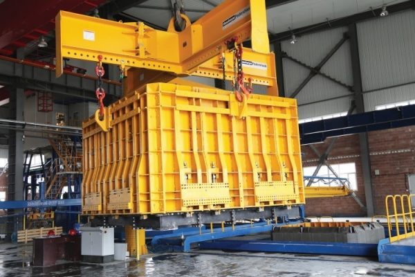 Multicast XL BC 360_Zhongda China_Product in mould in crane